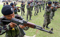 写真は南部ヤラ（Yala）県で1日、対テロ軍事訓練を行う国軍兵士ら。(c)AFP/Muhammad SABRI