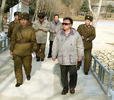 朝鮮人民軍（Korean People&apos;s Army）を視察する金正日（キム・ジョンイル、Kim Jong-Il）総書記（撮影日不明）。(c)AFP/KCNA via KNS