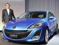 マツダ（Mazda）は11日、新型スポーツコンパクト「アクセラ（Axala、海外名Mazda3）」を発表した。新開発のアイドリング停止機能を装備し、エンジンを0.35秒で再始動できるほか、停止・始動時の騒音や振動を軽減。燃費も15％向上した。搭載するターボエンジンは、1.5リットル、2リットル、2.3リットルの3モデルを用意している。

写真は、都内で新型「アクセラ（Axala）」を発表する山内孝（Takashi Yamanouchi）マツダ（Mazda）社長。（2009年6月11日撮影）。(c)AFP/Yoshikazu TSUNO
