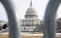 フェンスに囲まれた米首都ワシントンの連邦議会議事堂（2022年1月6日撮影）。(c)SAUL LOEB / AFP