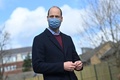 英ロンドンの学校訪問を終え、報道陣の取材に応じるウィリアム王子（2021年3月11日撮影）。(c)JUSTIN TALLIS / various sources / AFP