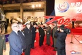 「武装装備展示会」の会場でロシアのセルゲイ・ショイグ国防相（中央右）を案内する金正恩朝鮮労働党総書記（中央左）。朝鮮中央通信提供（2023年7月26日撮影、27日提供）。(c)AFP PHOTO/KCNA VIA KNS