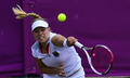 ロンドン五輪は1日、ウィンブルドン（Wimbledon）でテニスの女子シングルス3回戦が行われ、大会第7シードのアンジェリーク・クルベール（Angelique Kerber）が7-6、7-6で米国のヴィーナス・ウィリアムス（Venus Williams）を下し、準々決勝に進出した。

リターンを打つアンジェリーク・クルベール（2012年8月1日撮影）。(c)AFP/Luis Acosta