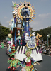 2008年4月11日、千葉県浦安市の東京ディズニーリゾートで、報道陣向け記念パレードで踊るミッキーマウス（Mickey Mouse、上）とディズニーのキャラクターたち。東京ディズニーリゾートは15日に開園25周年を迎える。（c）AFP/Yoshikazu TSUNO
