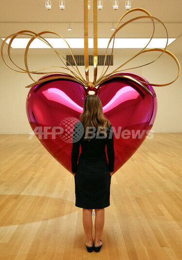 ジェフ・クーンズ・バートン直筆サイン入り超 特大写真…Jeff Koons ジェフ・クーンズの巨大ハート、NYで初公開 写真15枚 国際