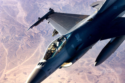 米アリゾナ州で墜落のF16戦闘機、操縦はイラク軍練習生