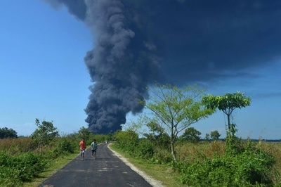 インドの天然ガス井で大火災、2人死亡 ガス漏出続く
