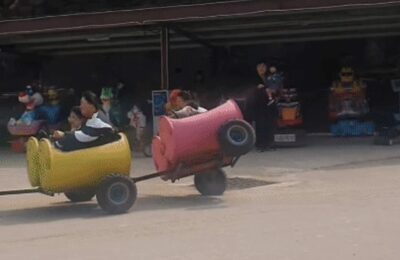 韓国・テーマパークで「缶列車」横転、双子の3歳娘が負傷