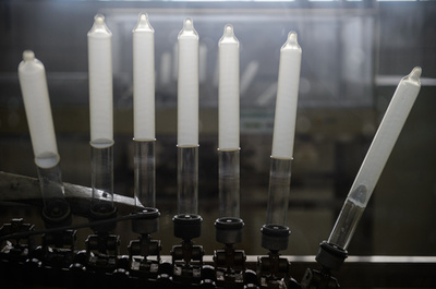 豪ラジオ局、職場でコンドーム無償配布 ねらいは育児休暇の抑制