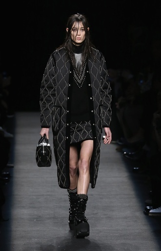 レザーやベルベットで表現するヘビメタ、「アレキサンダー ワン」15/16年秋冬