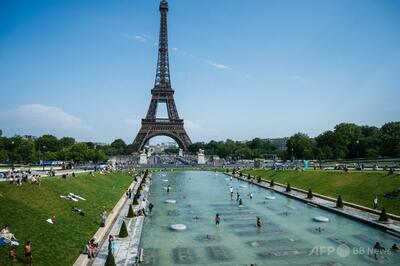 エッフェル塔からパラシュートで降下 男2人を逮捕 仏パリ