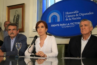 アルゼンチン判事、前大統領の逮捕命じる  爆破事件へのイラン関与隠蔽疑惑