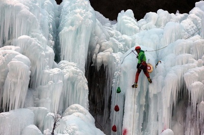 32メートルの氷壁に挑む　北京でアイスクライミング選手権