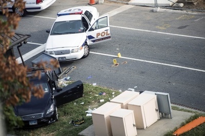 米首都で車暴走、容疑者の女を射殺