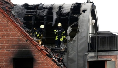 超軽量機が民家に墜落、3人死亡 ドイツ西部