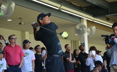 ウッズが来日、横浜で行われたゴルフ教室のイベントに登場