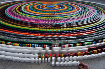 ドイツの15歳、カラフルな渦巻きで世界最長ドミノに挑戦