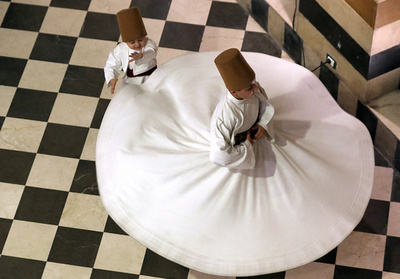 くるくる回るイスラム神秘主義の舞 伝統守るシリアの一家