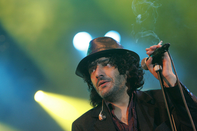 第15回シゲト・フェスティバルでラシッド・タハがパフォーマンスを披露