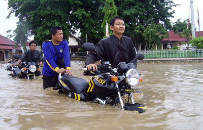 豪雨続くインドネシア、橋が流され50人以上不明