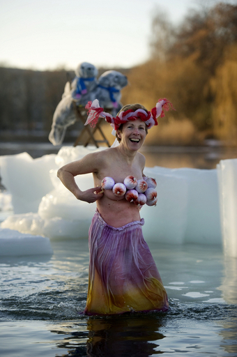 ドイツで「仮装」寒中水泳