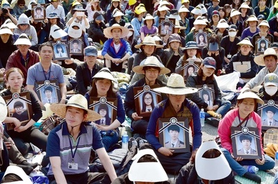 韓国船沈没、犠牲者の遺族が大統領府へ直接抗議