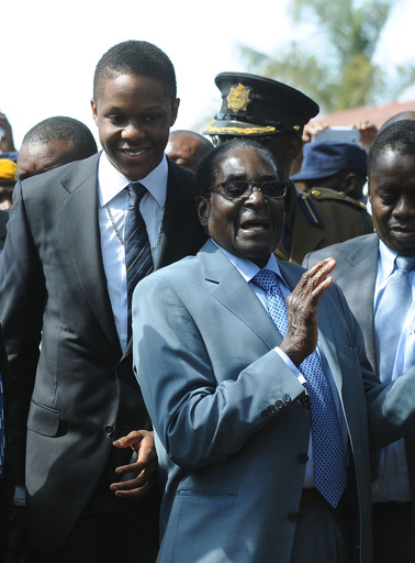 ジンバブエ大統領選、現職のムガベ大統領が勝利