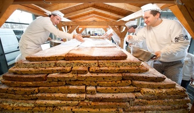 独ドレスデンで「巨大シュトレン」製作中