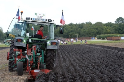 フランスで「世界耕うん大会」、大地を耕す技競う