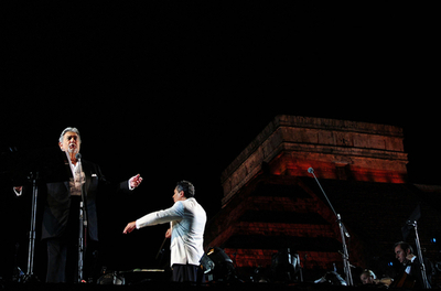 名オペラ歌手プラシド・ドミンゴ、メキシコ古代ピラミッド前で熱唱