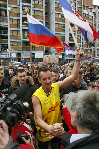 セルビア人ランナー、900キロを走破しコソボ独立反対デモに参加