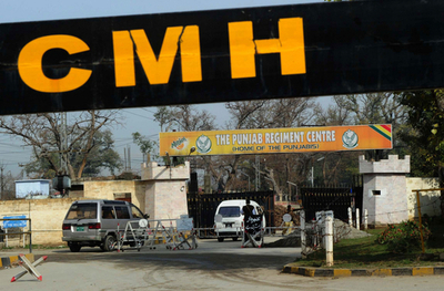 制服姿の少年が自爆、27人死亡 パキスタン