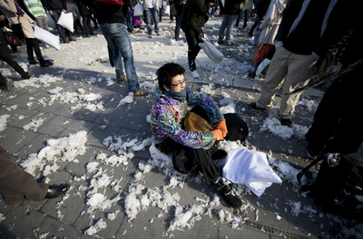 枕で戦う「ピローファイト」、スウェーデンで路上突発イベント