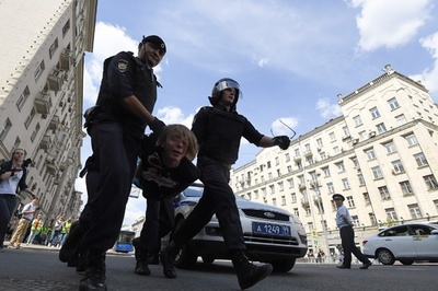 ロシア首都で自由かつ公正な選挙求めるデモ、317人拘束