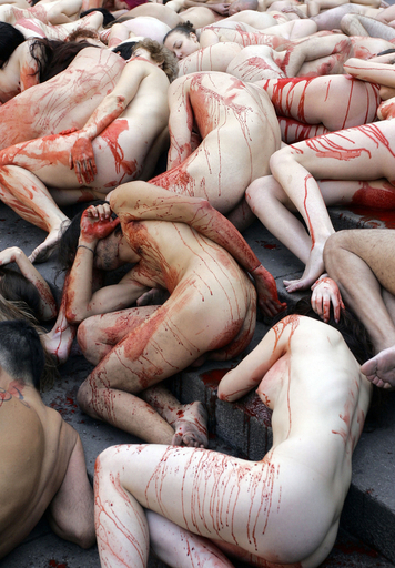 バルセロナで動物愛護団体が裸で「毛皮反対」の抗議活動