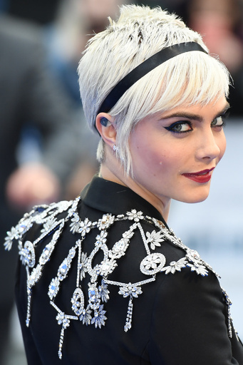 ピクシーカットでイメチェン大成功！ カーラ・デルヴィーニュのスタイルに注目