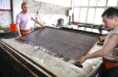 伝統の製紙古法を守る「宣紙の故郷」 中国・安徽省涇県