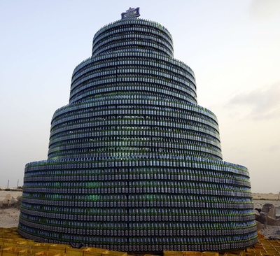 ビール瓶8000本、巨大クリスマスツリー完成、ナイジェリア