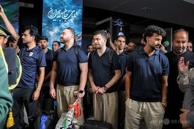 帰国したイラン代表に大歓声、サッカーW杯での厳しい戦い終え