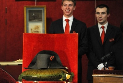 ナポレオンの「二角帽子」、約2億7000万円で落札