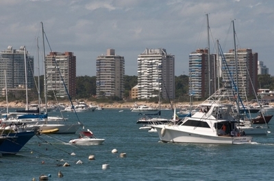 外国人観光客に飲食税還付からガソリン券まで、ウルグアイ