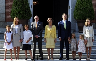 スペイン国王の孫が銃暴発で足にケガ