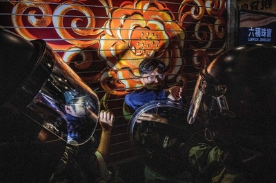 「初心忘れるな」 香港で再びデモ、警察が催涙弾