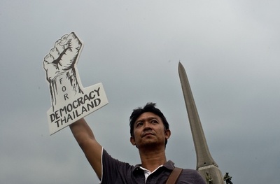 タイ軍事政権、赤シャツ隊を解放 フェイスブック「遮断」でパニックも