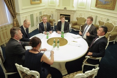 キエフ訪問のNATO事務総長、露に「国境から距離置くべき」