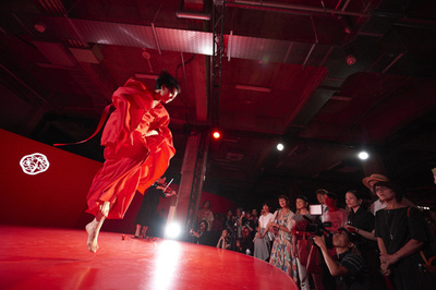 資生堂「アルティミューン」2周年、菅原小春がパフォーマンス