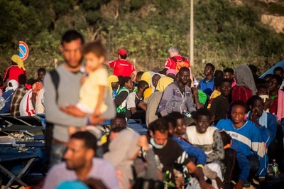 イタリアに殺到の移民、フランスは受け入れず 内相