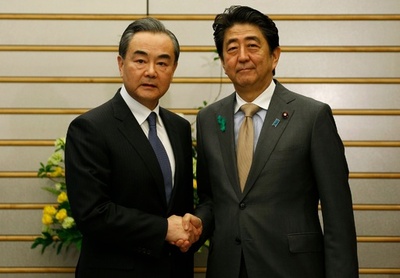 安倍首相、中国の王毅外相と会談