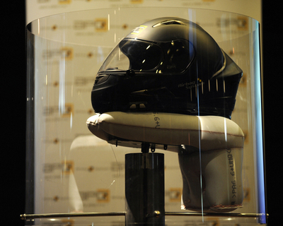 エアバッグ内蔵バイク用ヘルメット、世界初公開