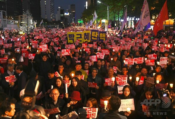 韓国、検察が大統領府高官らを強制捜査 朴氏退陣求め抗議集会も